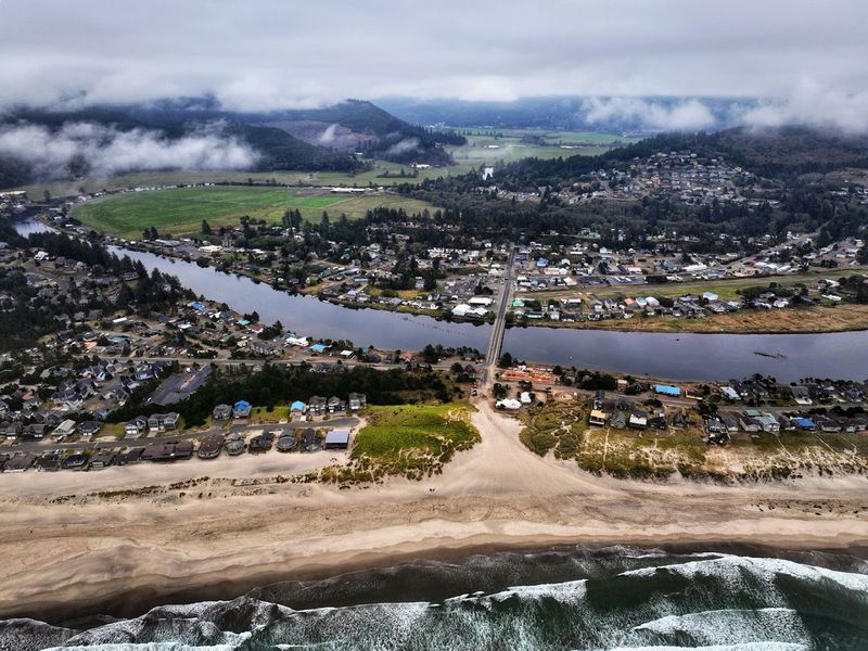 The Quiet Coastal Vibe That Manzanita Perfects