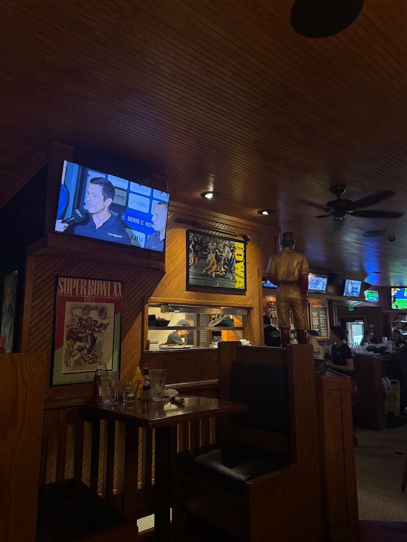 Atmosphere and Vibe: Cozy, Loud, and Completely Comfortable