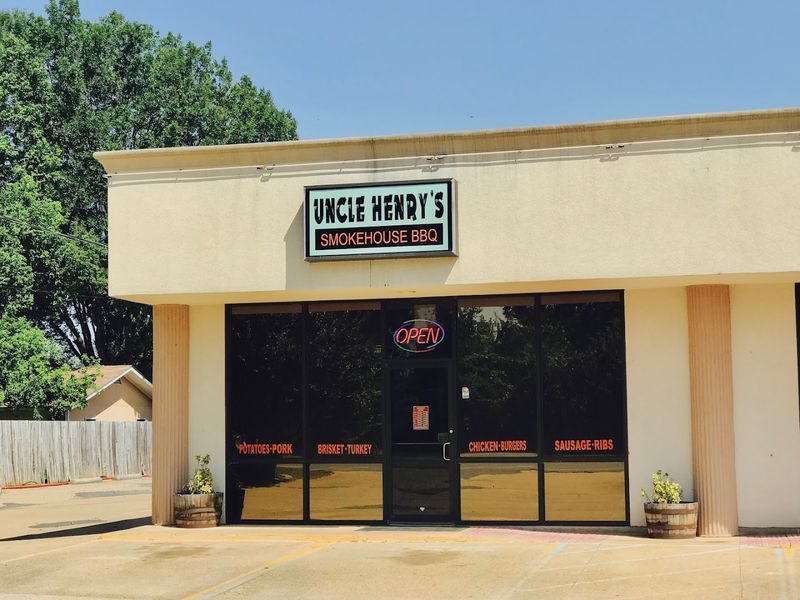 Uncle Henry’s Smokehouse BBQ, Benton