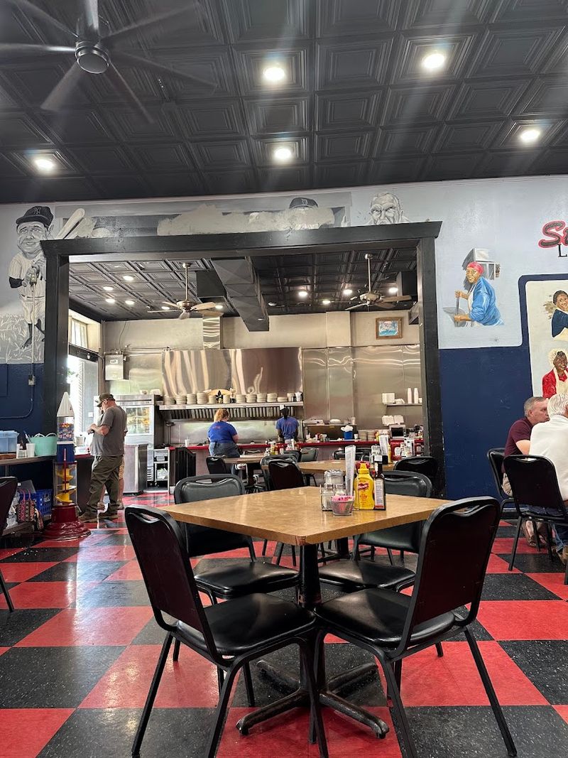 Go Early And Use The Diner Rhythm To Your Advantage