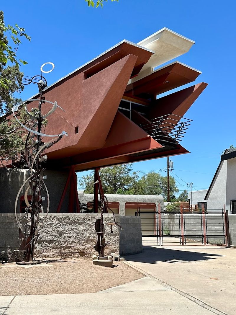 A Futuristic Home Among Quiet Streets
