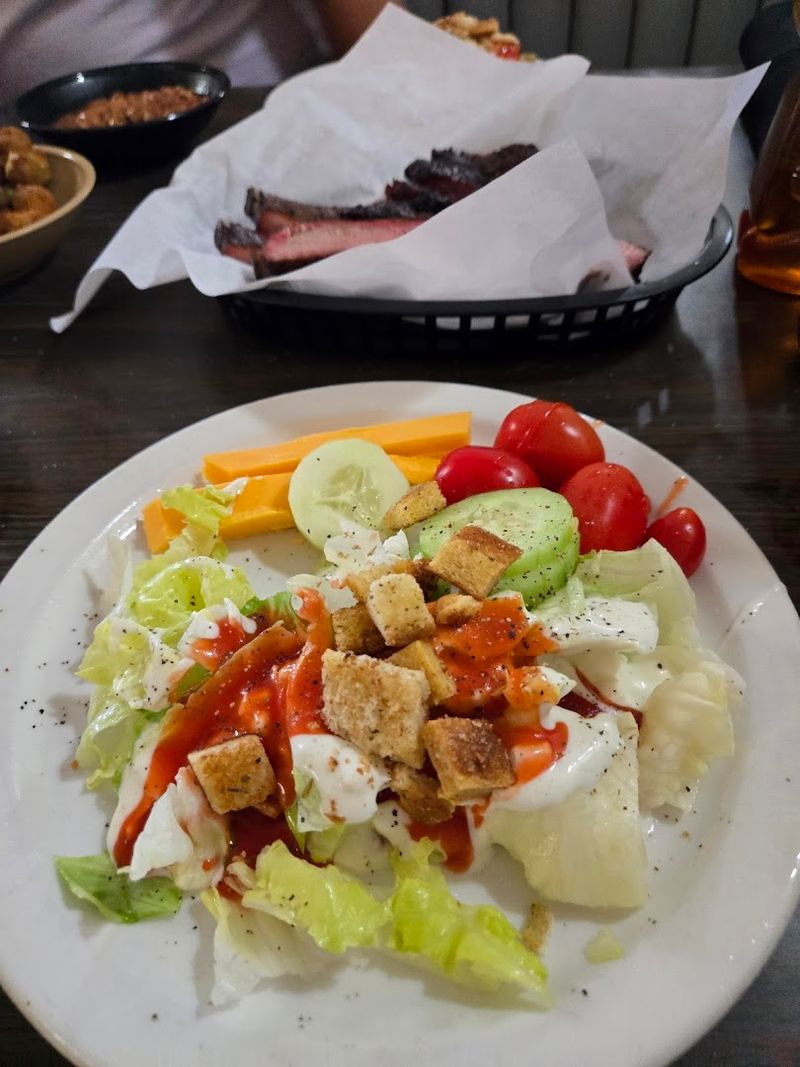 The Salad Bar That Quietly Earns Its Own Reputation