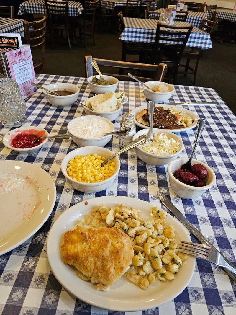Family-Style Dining That Actually Feels Like Family