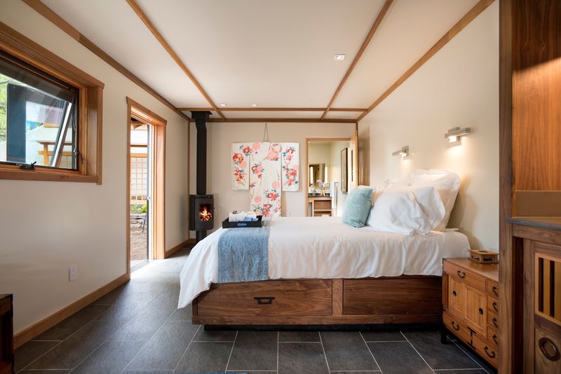 Minimal Interiors With Mountain Stillness