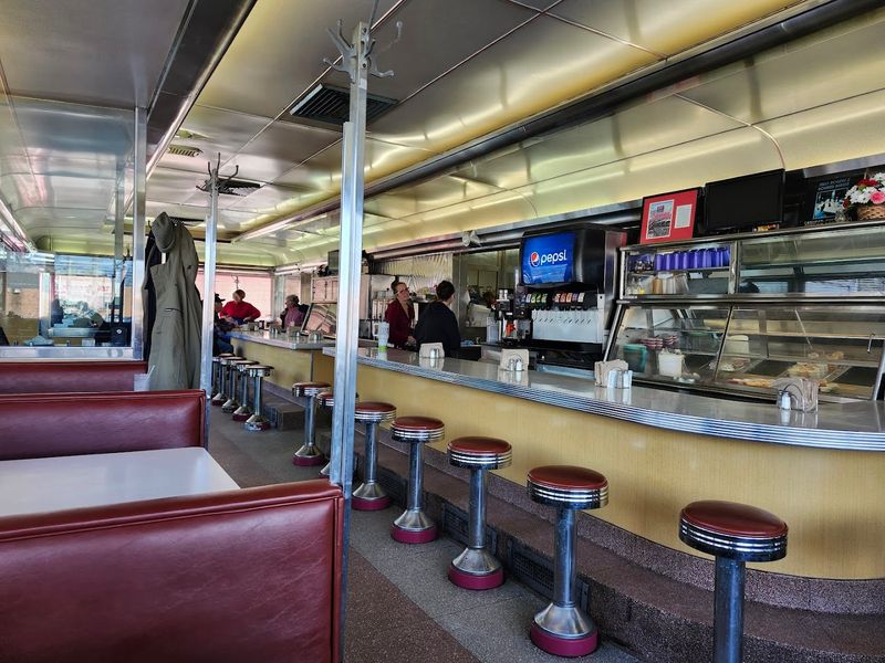A Classic Diner Atmosphere That Feels Genuinely Frozen In Time