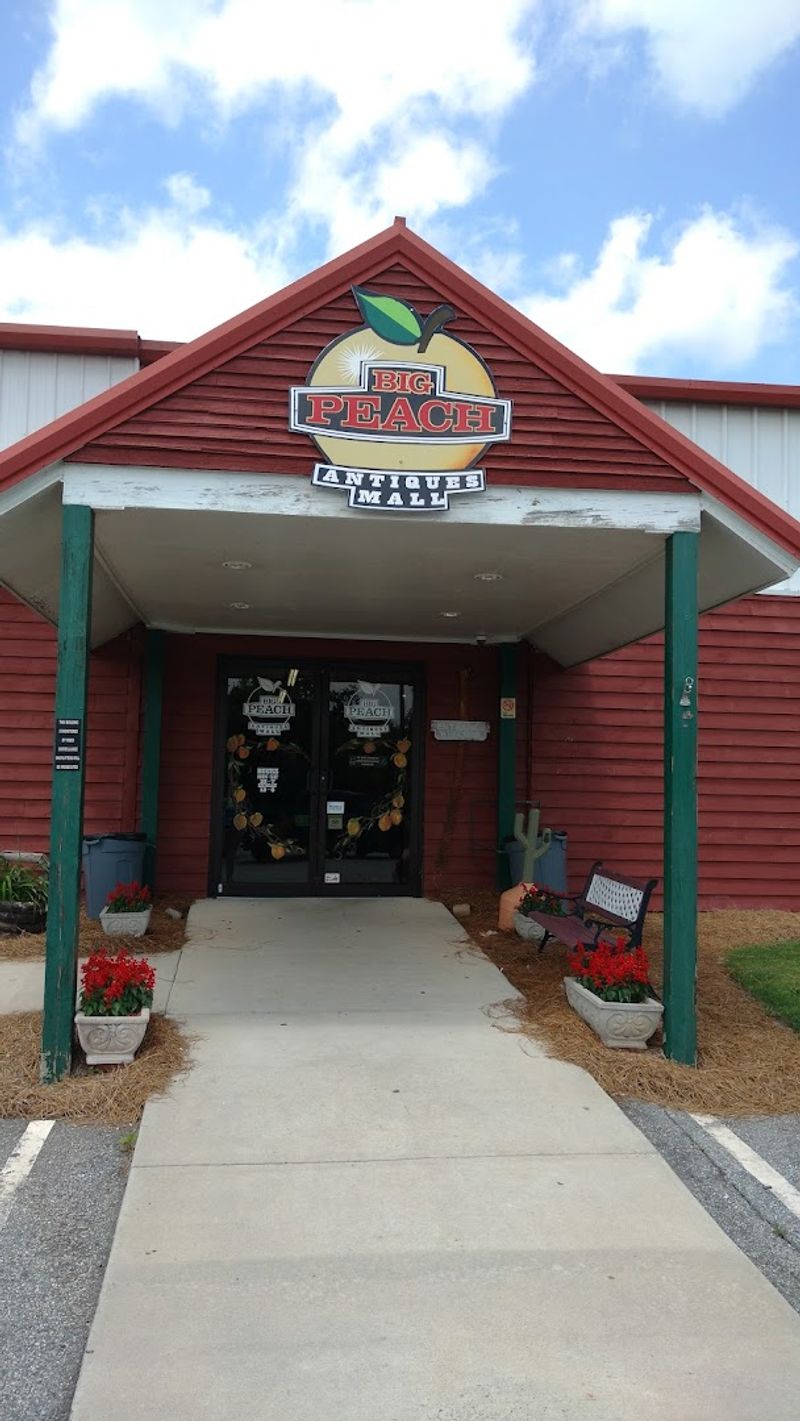 Big Peach Antiques Mall, Byron