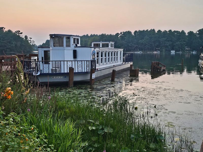 Boat Cruises On The Chain O' Lakes