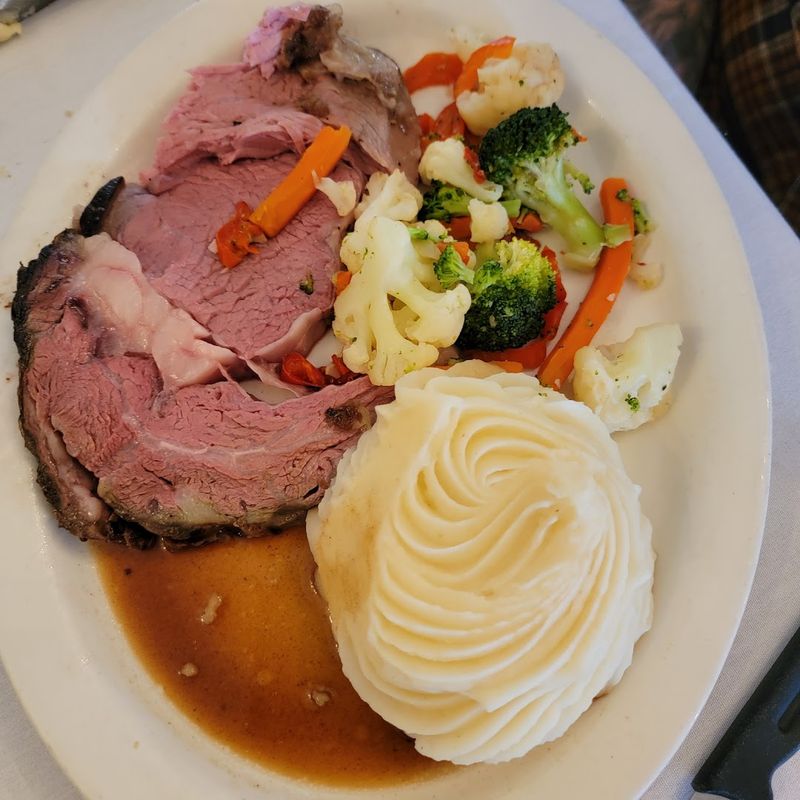 The Sunday Dinner Specials That Keep Everyone Coming Back