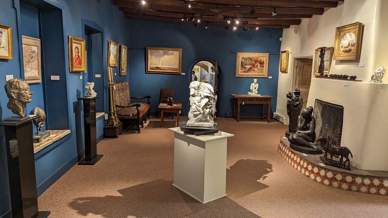 Artful Rooms And Hidden Walkways