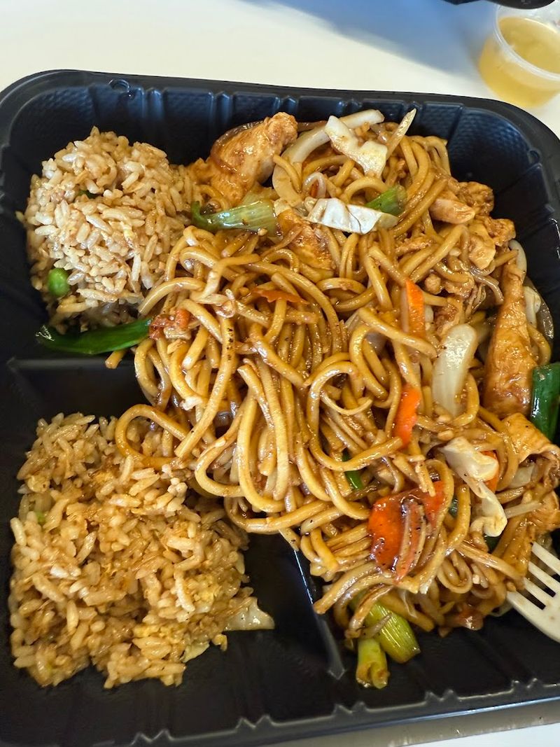 Lo Mein That Holds Its Own