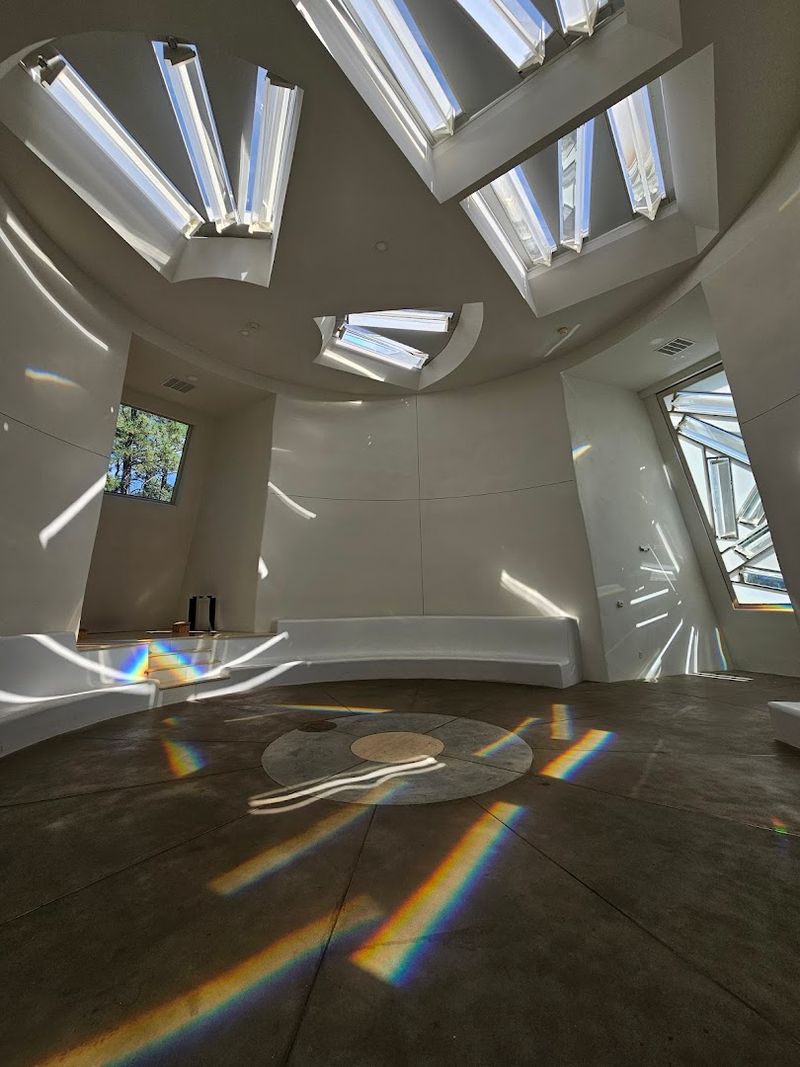 A Minimal Space For Stillness