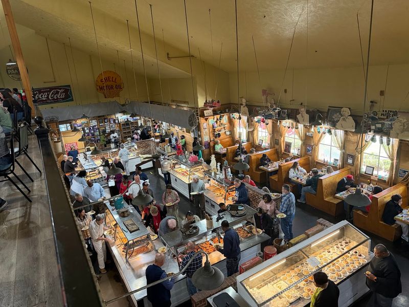 Mama Hamil's Southern Cookin' And Bar B Que Buffet