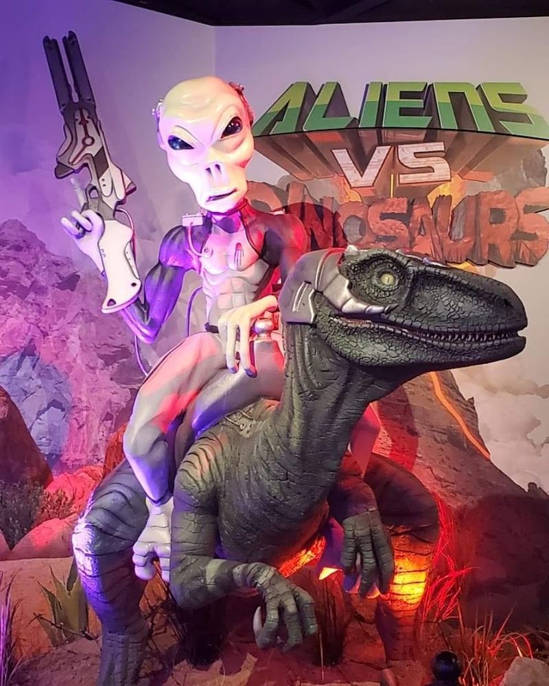 Aliens Meet Dinosaurs