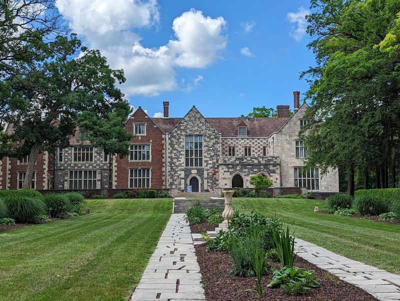 A Mansion That Defies Its Midwest Address