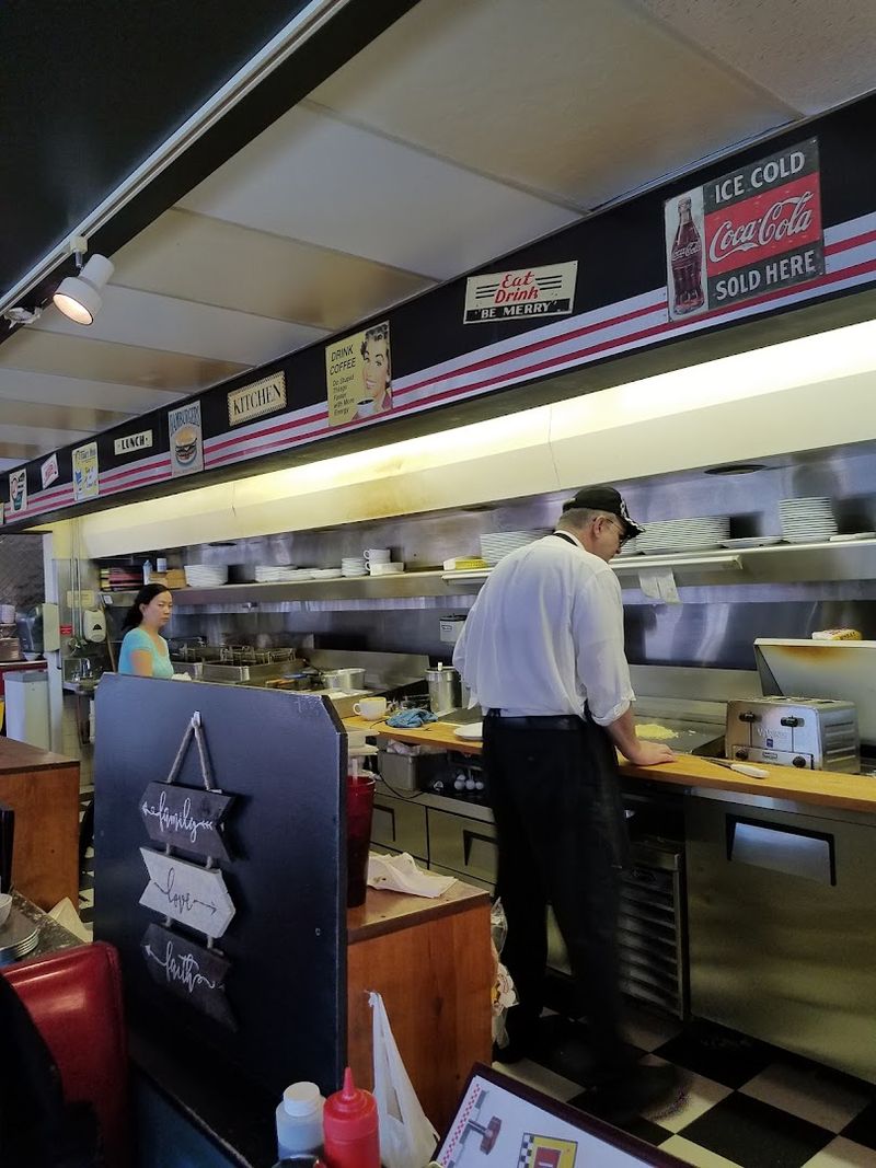 An Open Grill That Turns Breakfast Into a Live Show