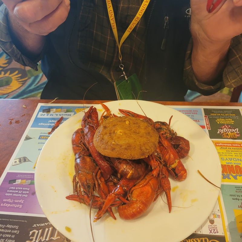 The Crawfish Experience That Keeps Regulars Coming Back