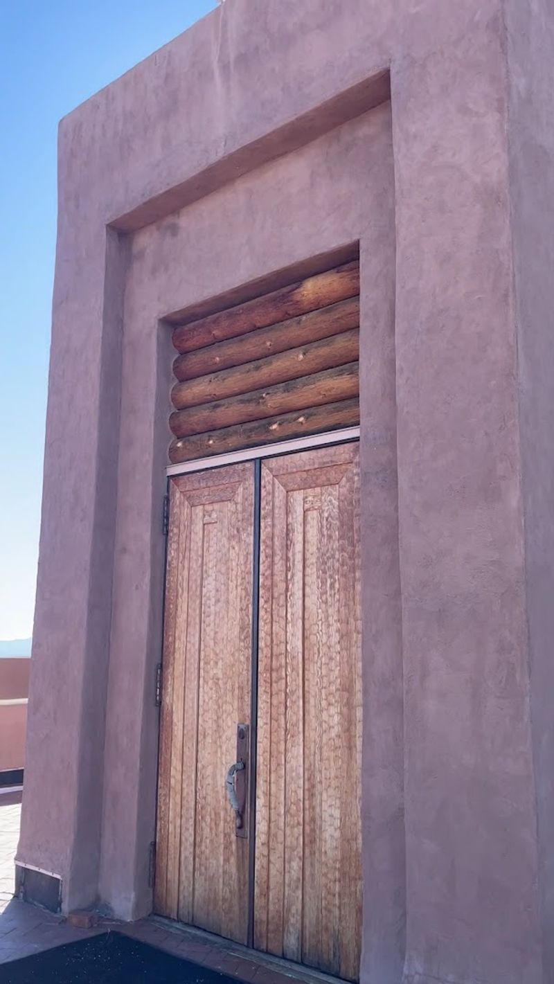 Hogan-Inspired Walls And Warm Light