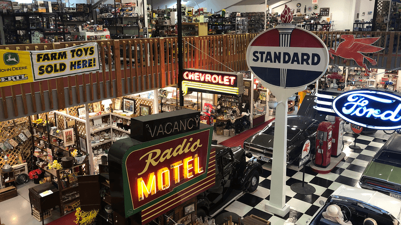 Plaza Antique Mall, Dyersville