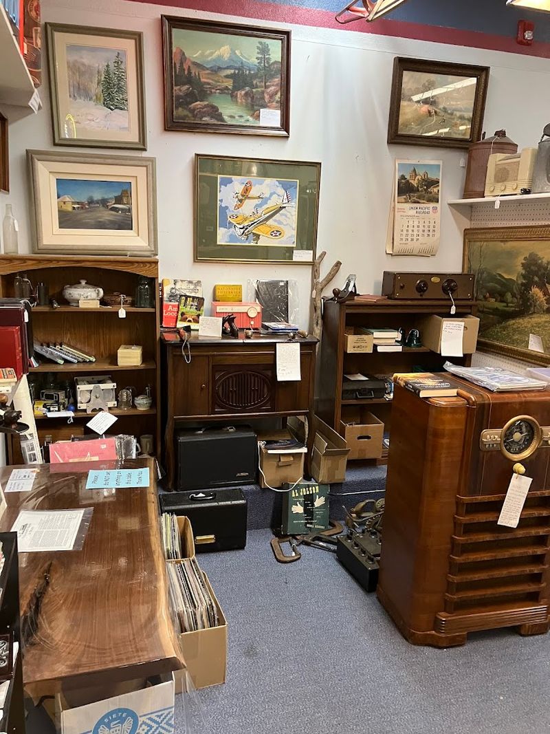 Furniture Sets The Landmarks, Small Items Steal The Time