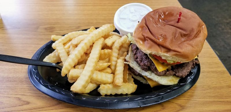 The Classic Cheeseburger That Keeps People Coming Back
