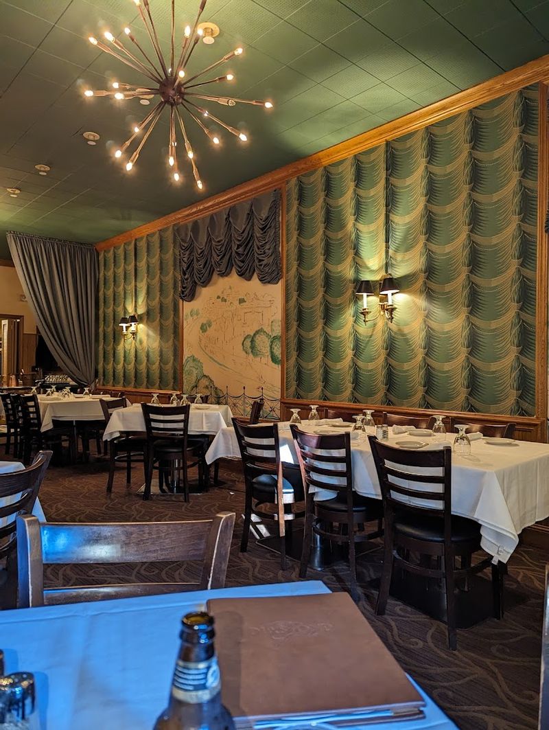 The Atmosphere, Service, And Dining Room Charm That Define Diamond Grille