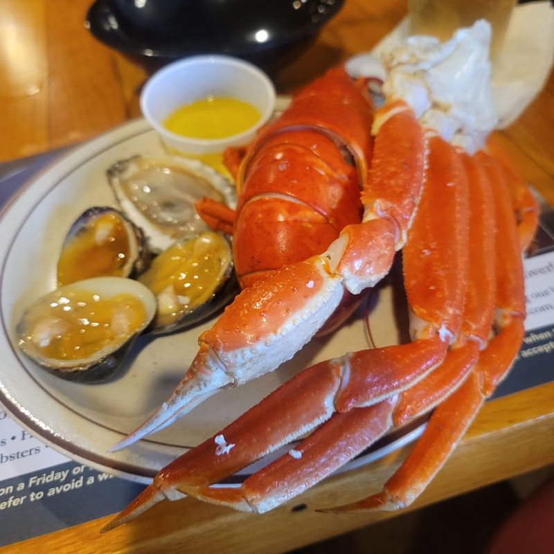 Fresh Clams, Oysters, And The Raw Bar Worth Knowing About