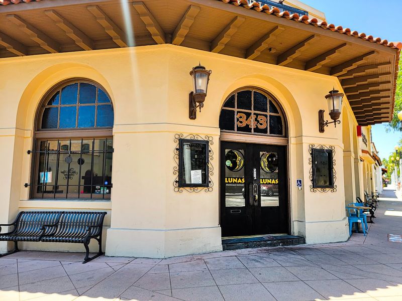 Luna Bar & Grill