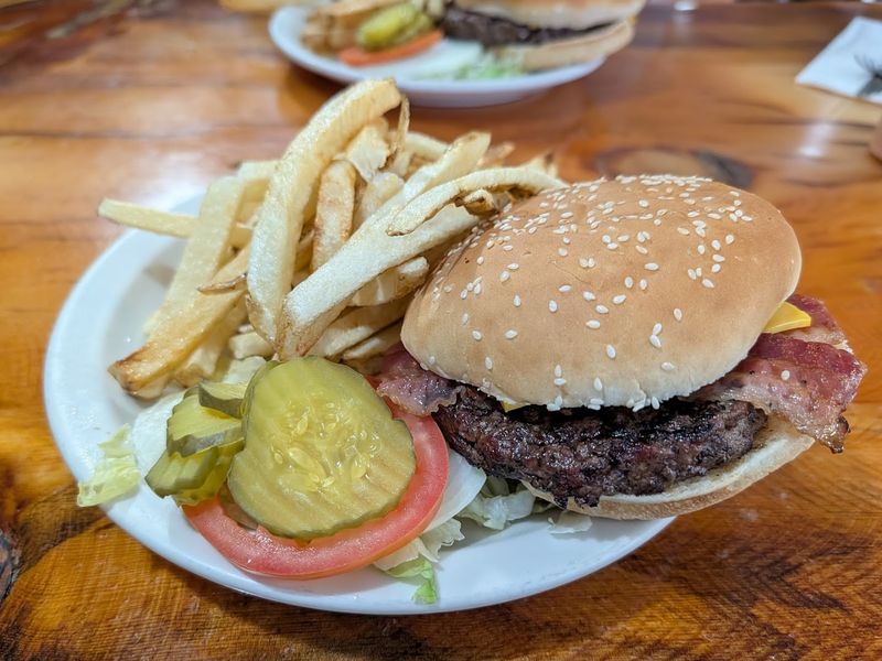 The Cheeseburger That Keeps Pulling People Back