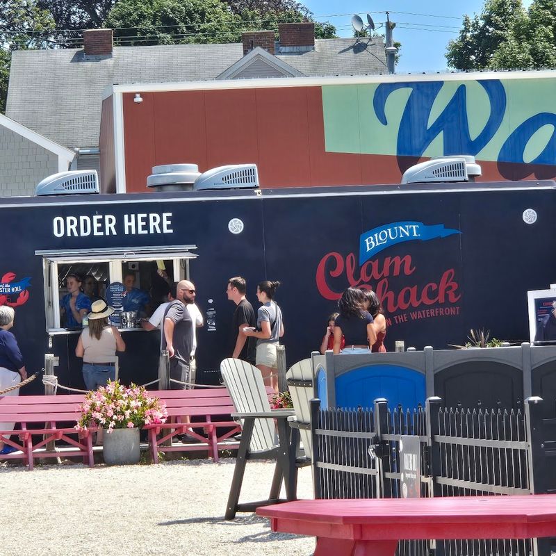 A Dockside Meal Worth Slowing For