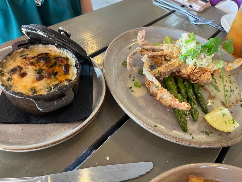 Station 6 Seafood & Oyster Bar