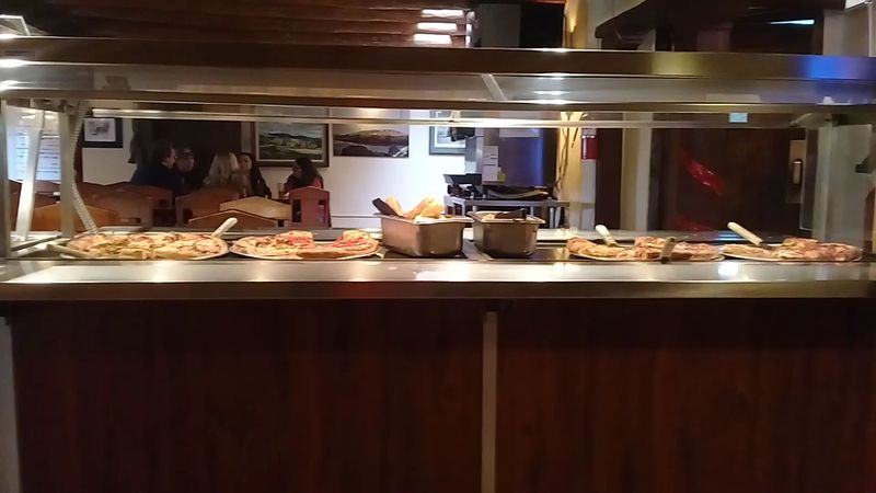 The Pizza Buffet That Keeps Locals Coming Back