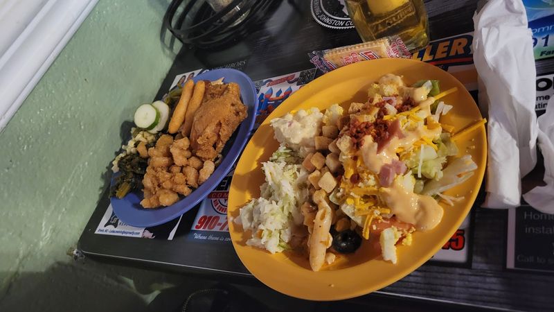 The Legendary Seafood Buffet That Keeps Locals Coming Back