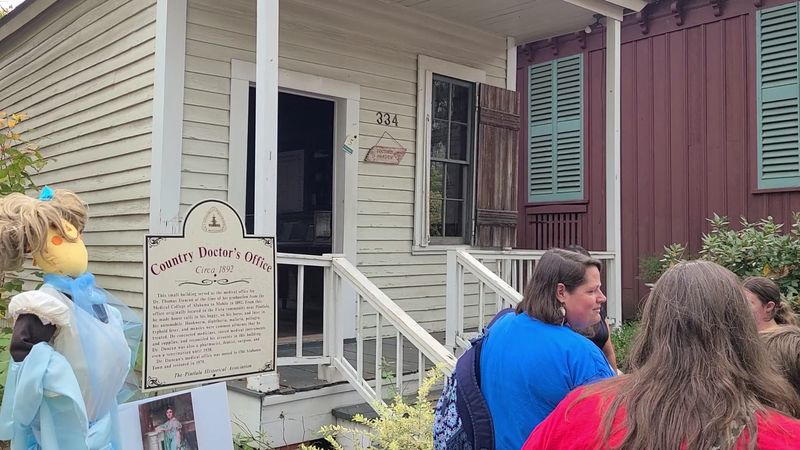 Guided Tours Versus Self-Guided Exploration