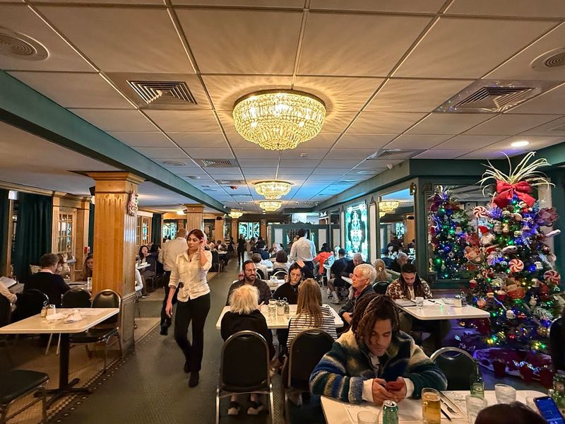 A Dining Room That Feels Like It Has Always Been There