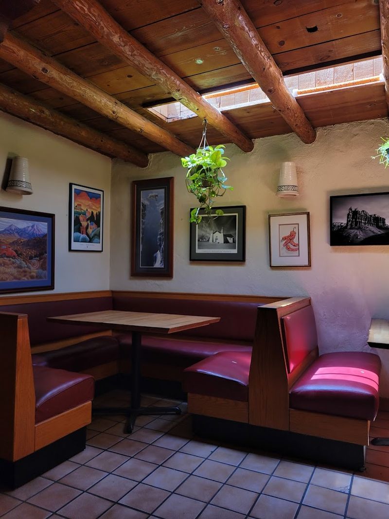 The Cozy Dining Rooms With Old-School Character