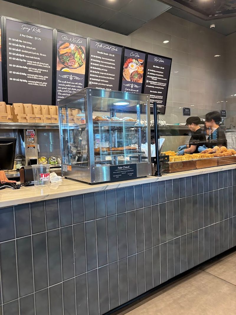Bright Counter Service With A Steady Lunch Rush