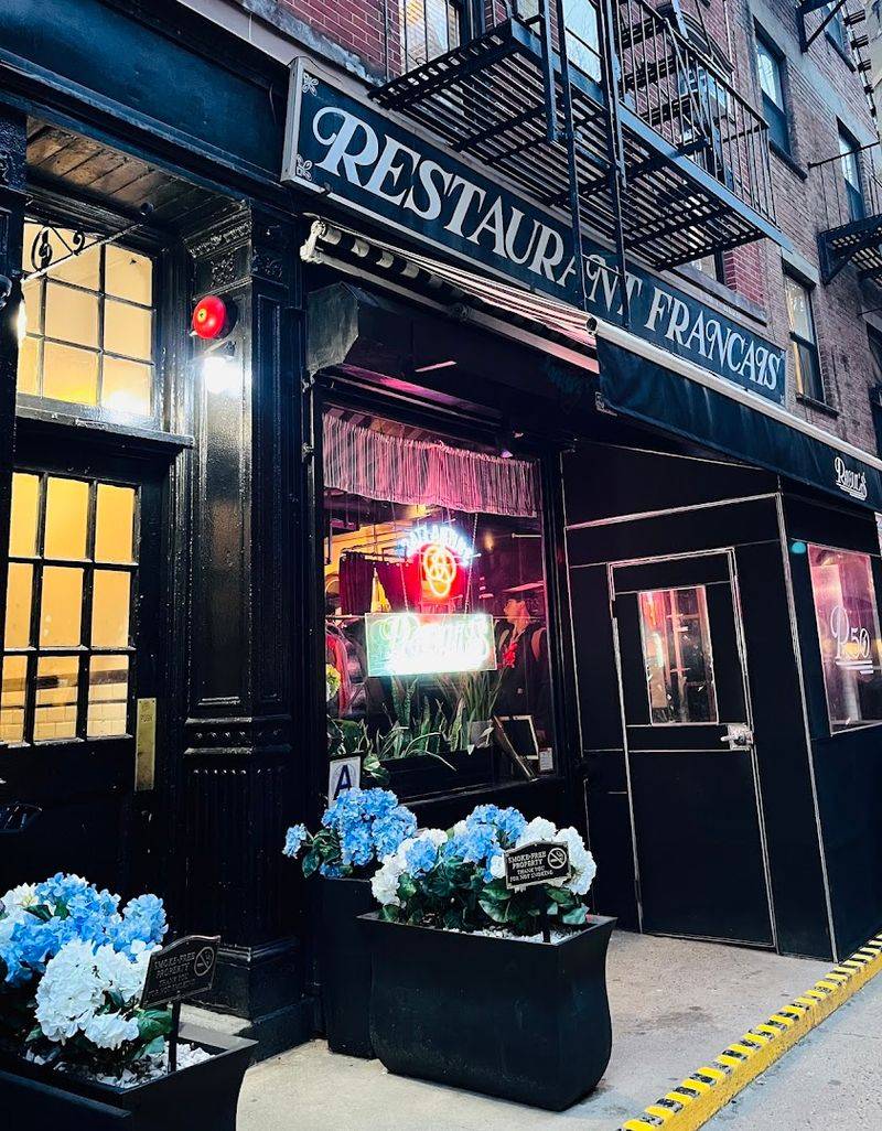 The SoHo Bar Seat Everyone Seems To Understand