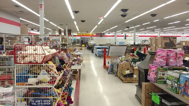 The Treasure Hunt Atmosphere That Keeps Shoppers Hooked