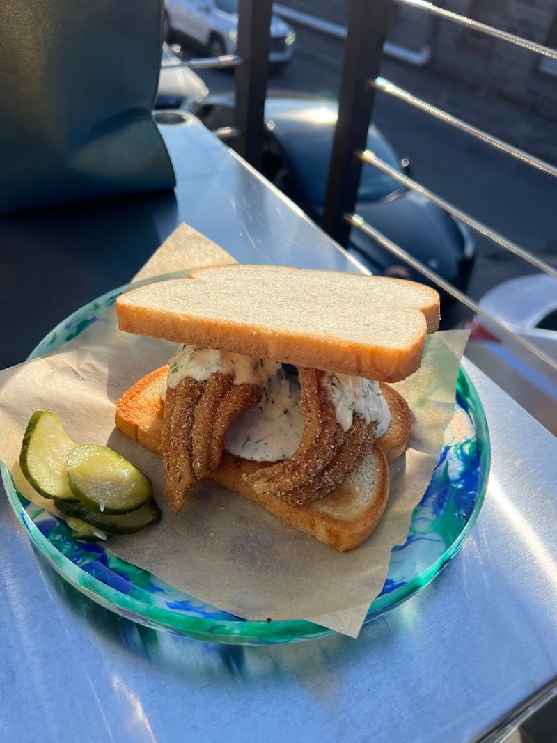 Squishy White Bread Lets The Catfish Show Off
