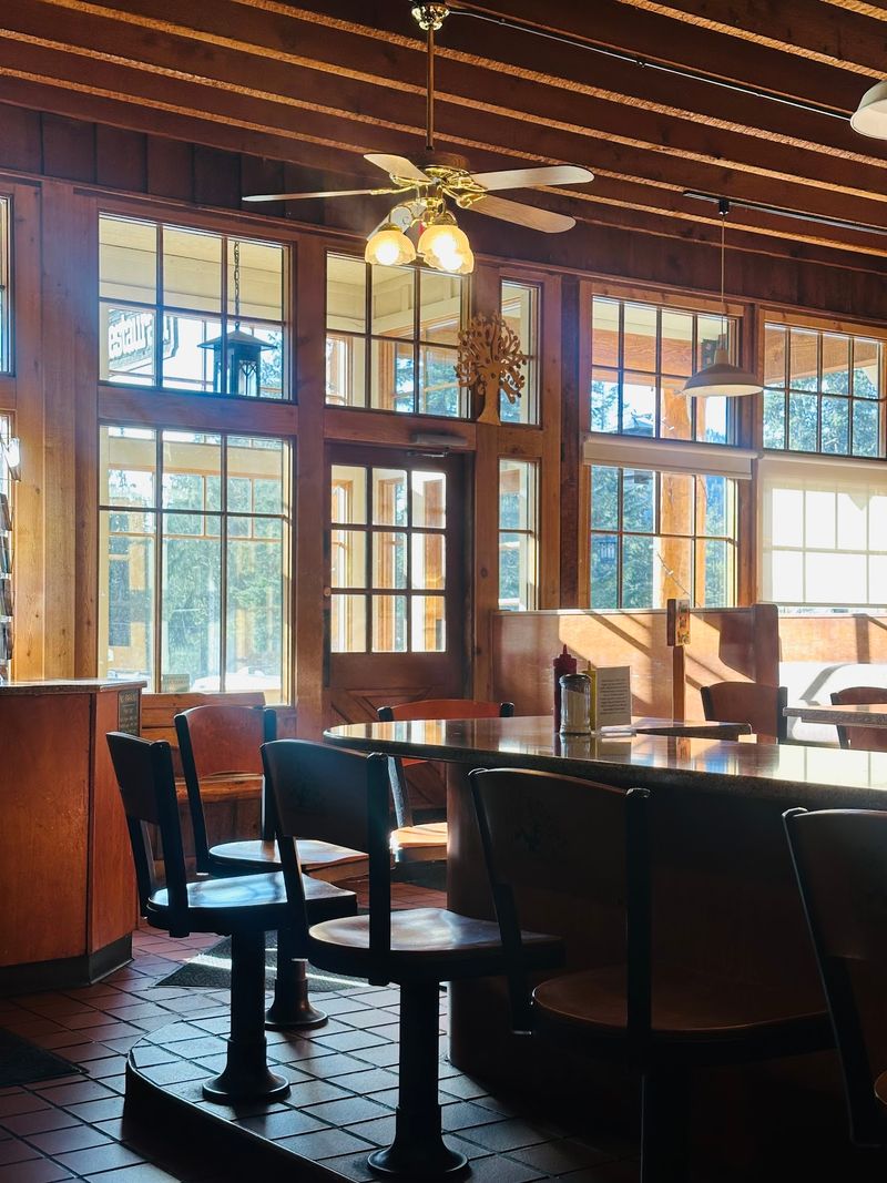A Casual Mountain Dining Room Keeps The Mood Easy