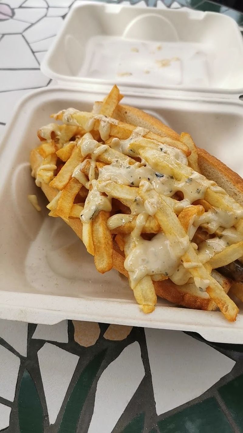 What The Visitors Keep Saying About The Sauces And Fries