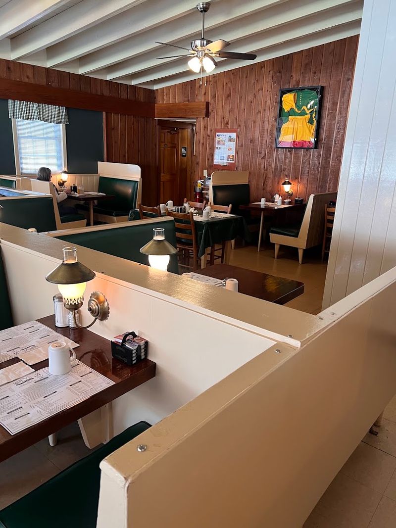 Old-School Booths Keep The Morning Comfortable
