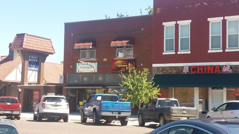 Why Main Street In Lindsborg Is A Food Lover's Dream