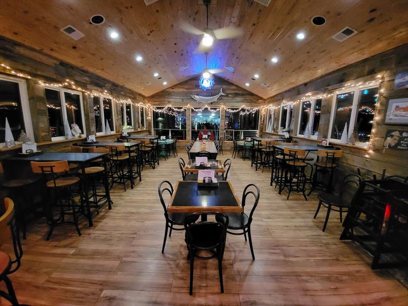 Hole In The Wall Waterfront Grill