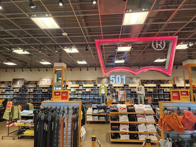 Big-Name Outlets Give The Detour Serious Purpose