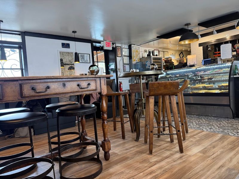 Cozy Tables With French Café Charm