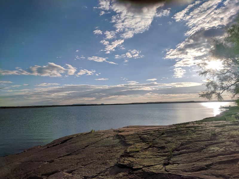 Lakeside Views Beneath Wide-Open Skies