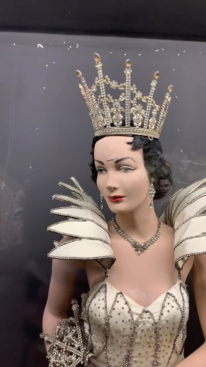 Detail Spotlight On Crowns