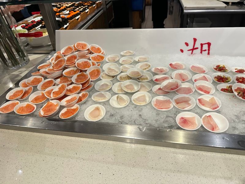 The Raw Bar Turns Dinner Into A Seafood Expedition