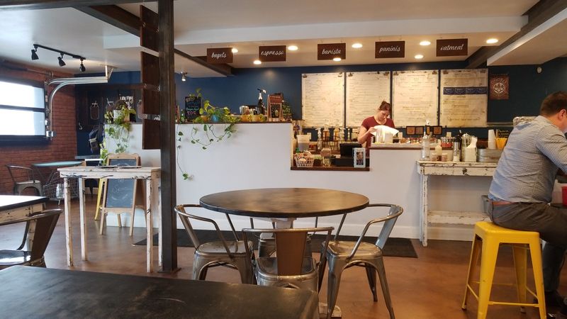 A Relaxed Brunch Crowd Keeps Things Lively
